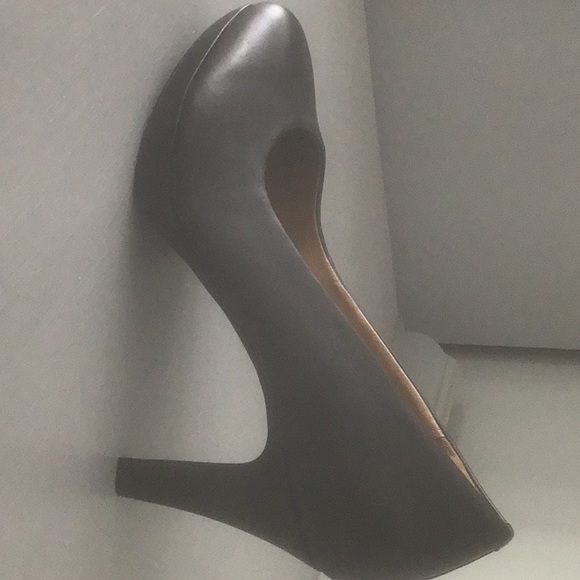 New Clarks platform 3.5” heel pumps. - Picture 4 of 9